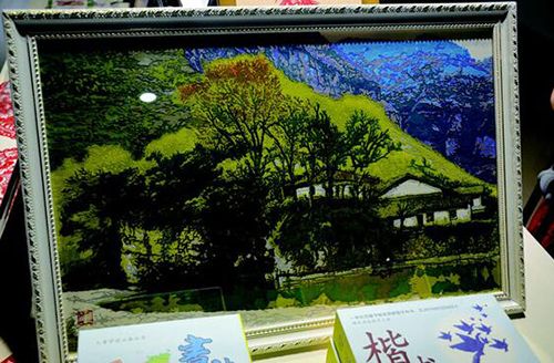 四川省巴中用创意打造地域特色的非遗文化产品诺水河套色剪纸作品.
